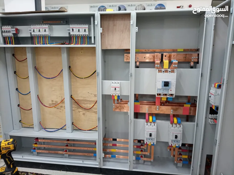 تجميع وصياتة لوحات التحكم الكهربائية ،العمل بمواصفات ومخططات هندسية