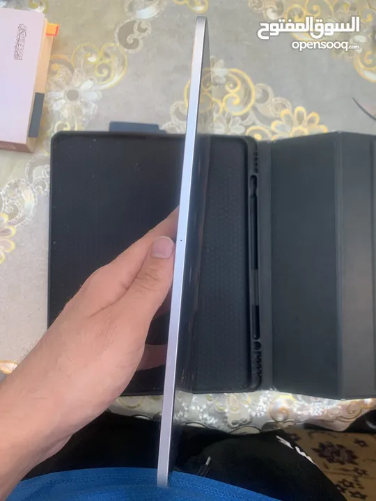 ipad12.9بحالة ممتازة للبيع معه شاحنه الأصلي و الكرتون