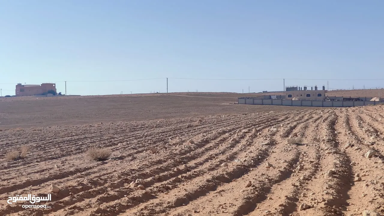 ارض للبيع في الموقر لبناء شاليهات أو مزرعة ريفية أو للسكن