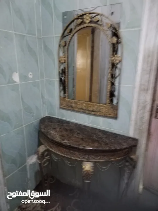 طاولة مع مراية حديد للبيع بداعي السفر