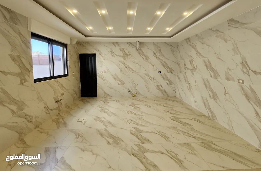 شقه ارضيه مميزه مقابل سكن خاص 240 م داخلي 4 نوم حي الصحابة كرادور عبدون رجم عميش تدفئه تحت البلاط
