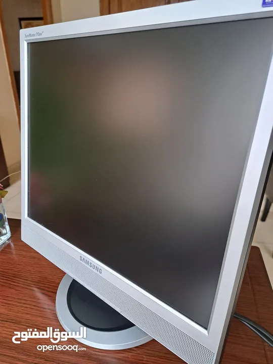 شاشة كمبيوتر SAMSUNG SYNCMASTERT قياس 17 انش .  و شاشة ايسر قياس 17 انش