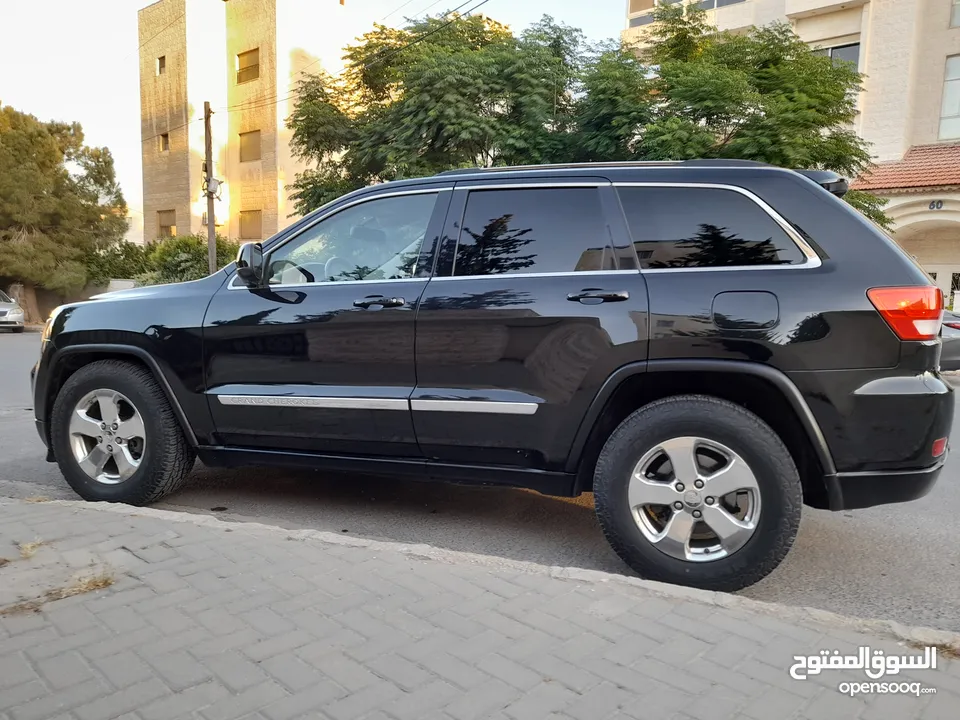Jeep Grand Cherokee 2011                                                          Laredo 4x4