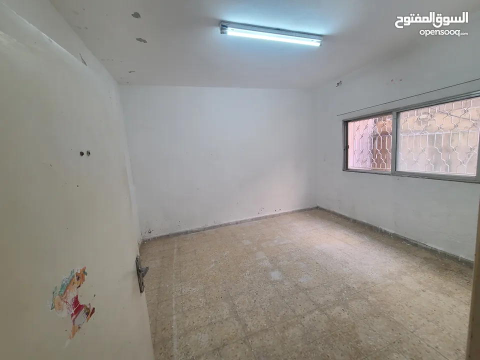 شقة طابق شبه ارضي للبيع العاجل بسبب السفر موقع مميز جدا قريب من كل  الخدمات