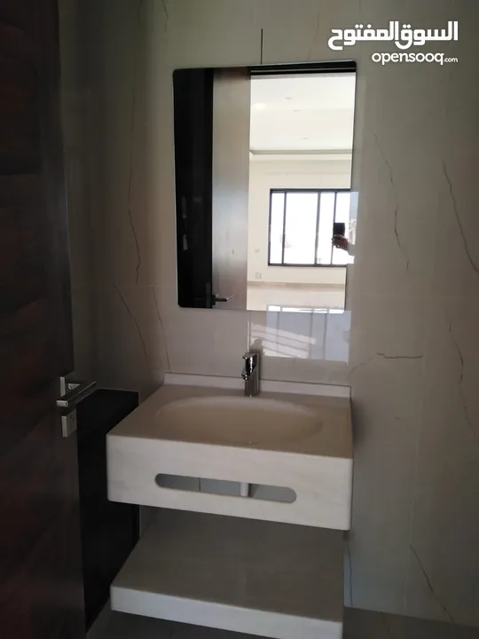 اخير مع روف للبيع في عبدون / الرقم المرجعي : 13666