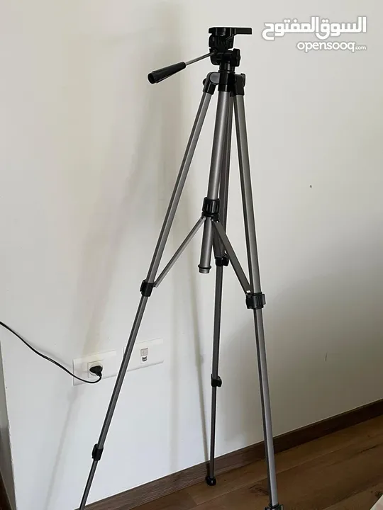 كاميرا canon eos 1200D فل hd بحالة ممتازة جدا للبيع بسعر مغري مع كامل مستلزماتها + هدايا عديدة