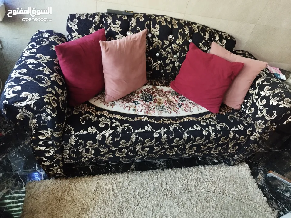 طاولة وسطية معدن وزحاج وتنين جانبيات خشب اسود ايكيا وسجلونتين ثلاثية  بتفتح بكس ثنائية وكرسين انتيكا