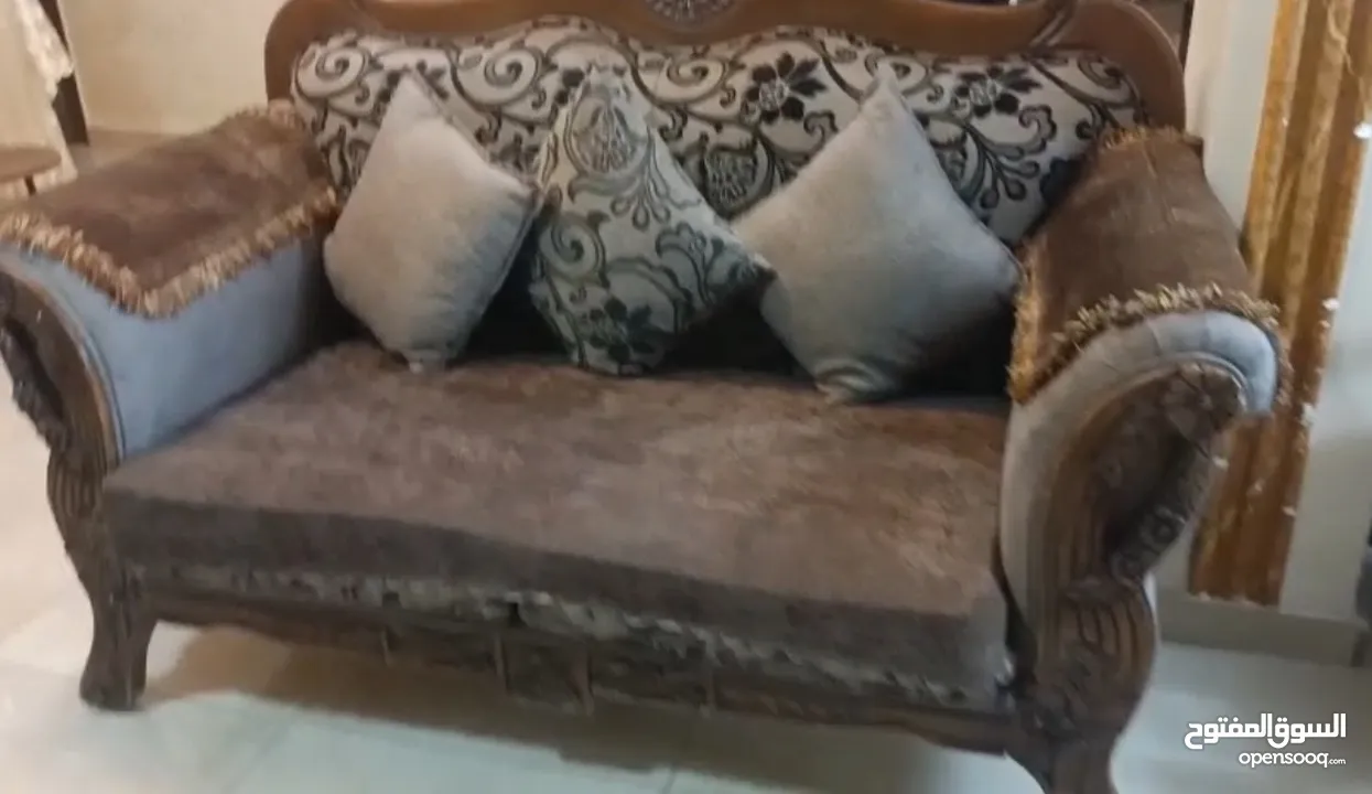 طقمين كنب نظيف جدا وبحالة ممتازة للبيع كل طقم كنب مكون من 7 مقاعد وطاولة وسط وسجادة وبرداية