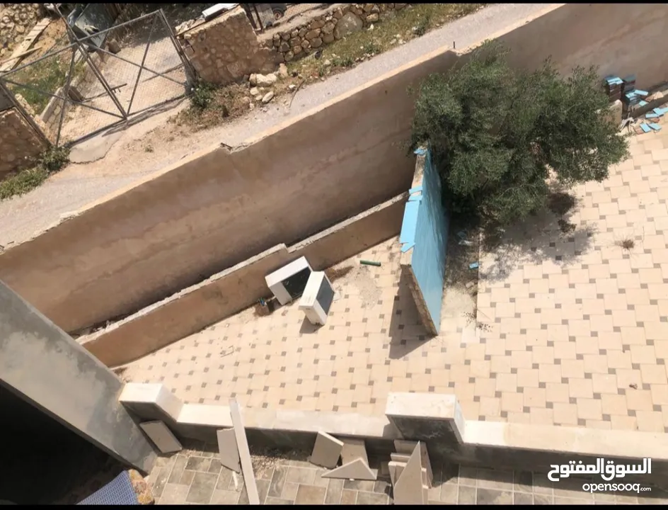مزرعه للبيع في السلط مساحة الأرض 4218م مساحة البناء 450م