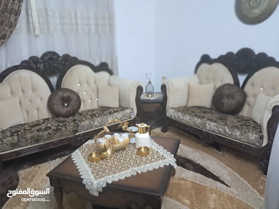 طقم كنب 7 مقاعد شبه جديد، خشب ممتاز مع طاولات للبيع