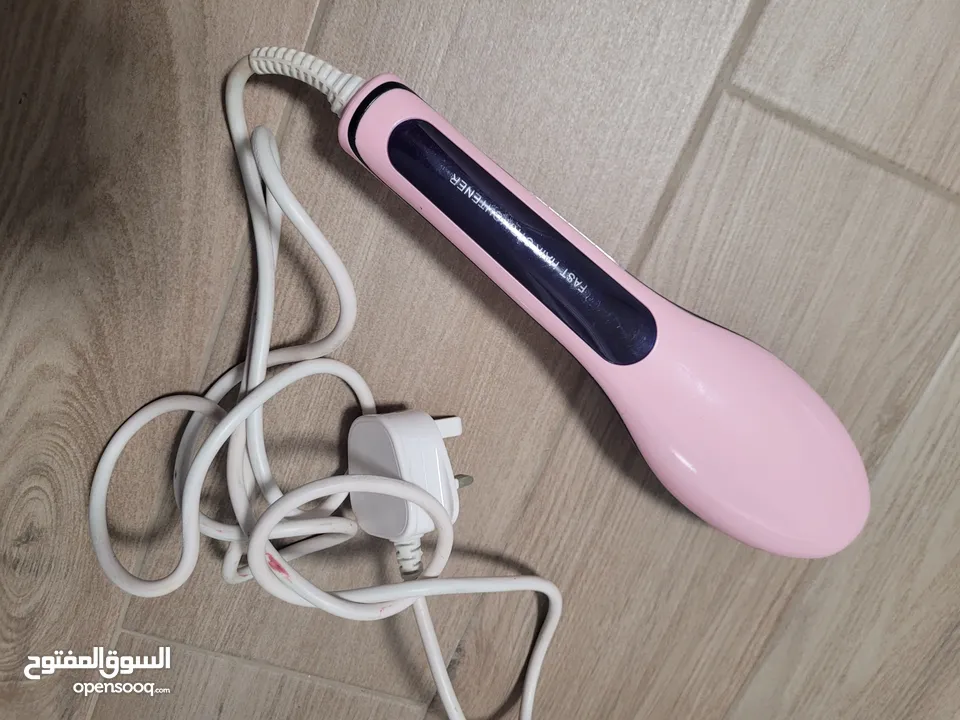 مكواه شعر حراريه عل شكل مشط................................................ .    ....   .......  .