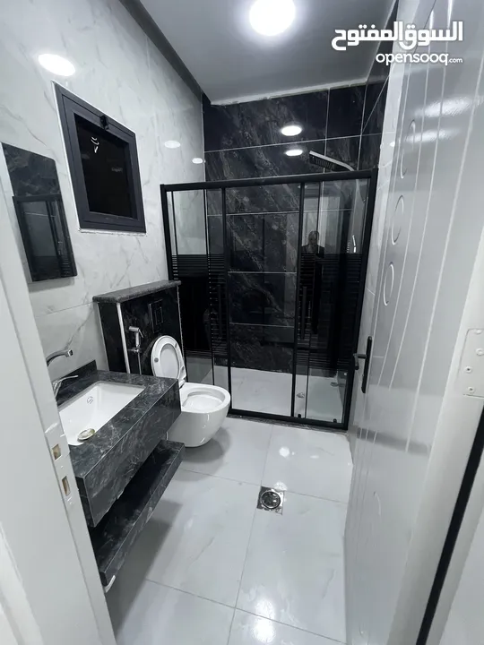 شقة للبيع منطقة الثامنة طابق روف هندسي 154 مع ترسات