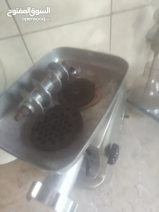 كولر ماء و فرامة لحمة مستعمل وبحالة جديدة