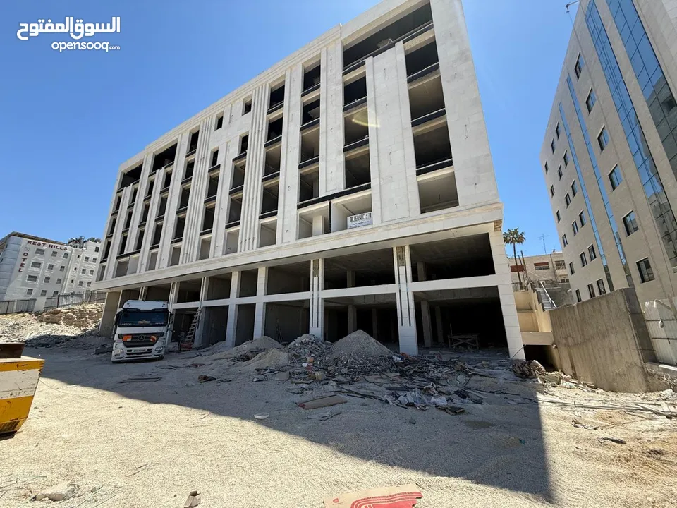 محلات تجارية بمساحة 125متر في الجبيهة شارع ياجوز مقابل بن العميد مع إمكانية دمج محلين أو اكثر