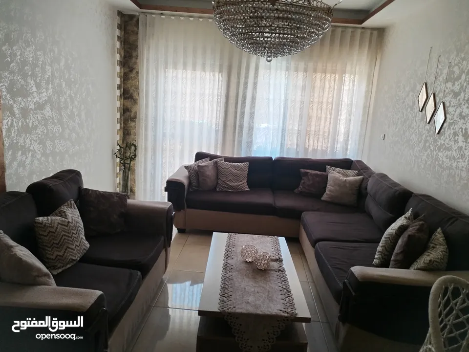 طقم كنب كورنر بحالة ممتازة استعمال  خفيف قماش ثقيل  تفصيل سفنج عالي خشب تقيل