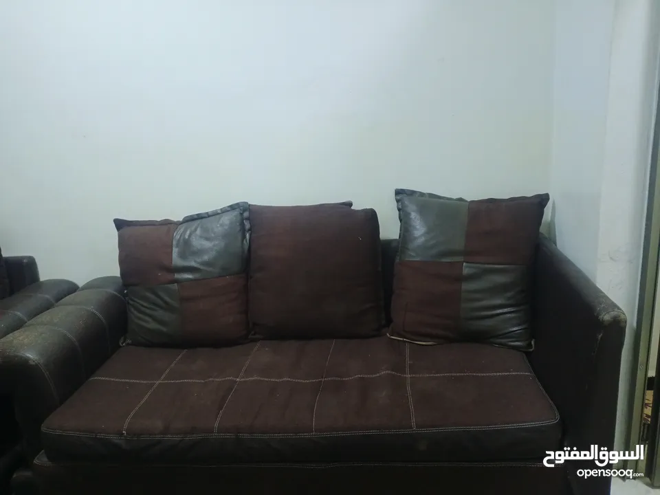 جلسه ارضيه مساحة 4.5في5.5بحاله جيدة  +كنب  بني8مقاعد  بحاله جيدة  بسعر حرق وفي مجال للسعر  للجادين
