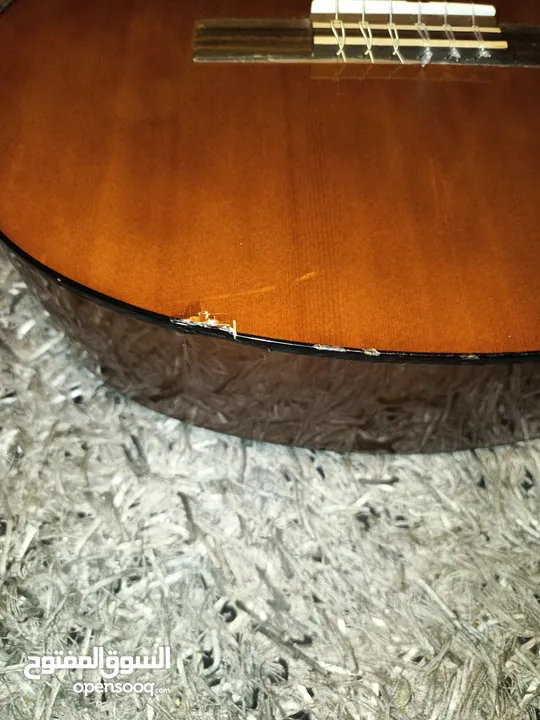 جيتار ياماها . Yamaha c40