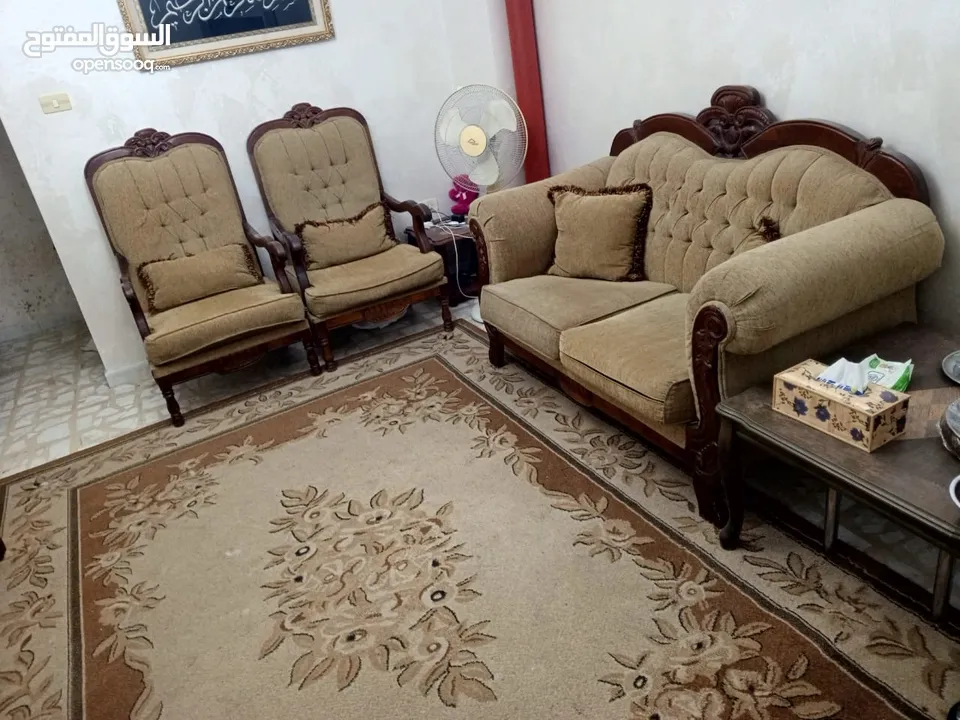 طقم كنب مستعمل بحاجة قشاطات وخياطة القماش وتنظيف  للبيع بسعر مناسب