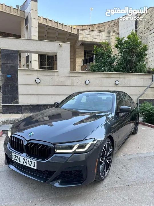 السيارة موجودة البرا مع امكانية الشحن...BMW 530i