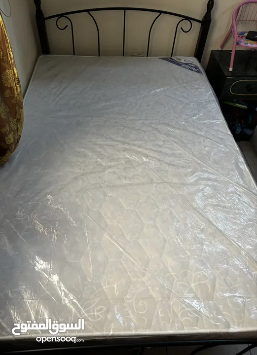 Single bed with new mattress (120x150)
