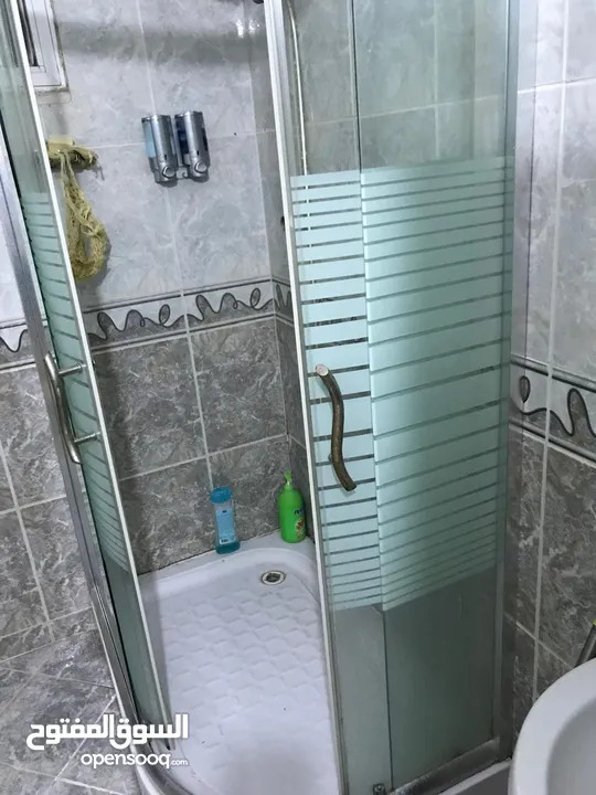 شاور بوكس نظيف جداً بسعر مغري