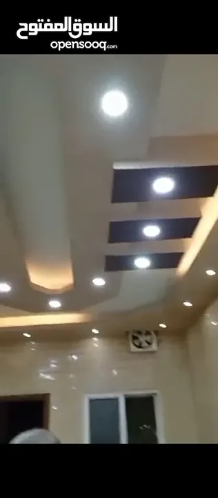 شقة للبيع مسطح 93 متر 3 غرف وحمام ومطبخ أمريكي وممر وبلكونه طابق ارضي فقط شقتين. لايوجد شقق أخرى مطل