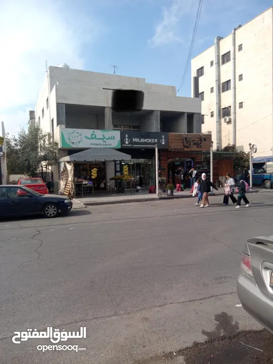 مجمع تجاري بدخل سنوي 35الف  الموقع حيوي جداً  عمر البناء 30 سنة  يحتوي على 6 شقق  و 3 مخازن مؤجرين