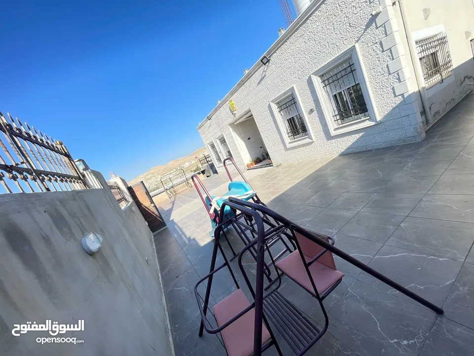 بيت مستقل في ارقى مناطق الزرقاء ضاحية البستان   واجهة حجر تشطيب سوبر ديلوكس مسطح البناء 170الارض500