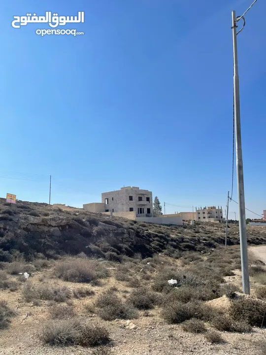 ارض للبيع في الكمشه بالقرب من شارع الاردن و مطعم قصر الجبل مميزه جدا