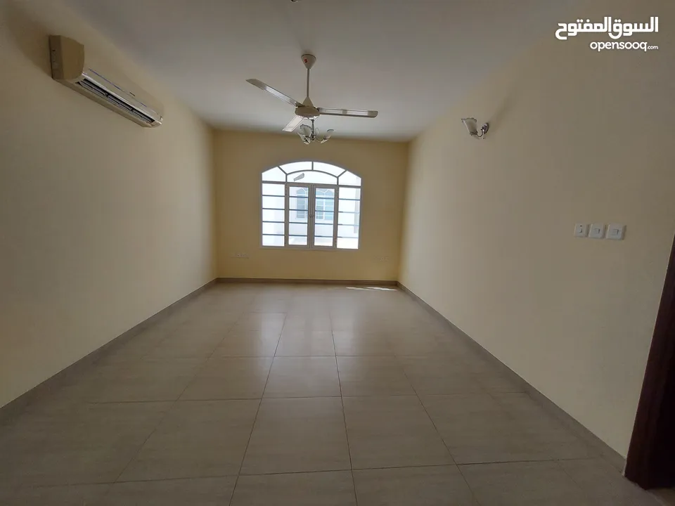 4 Bedrooms Villa for Rent in Al Hail REF:878R