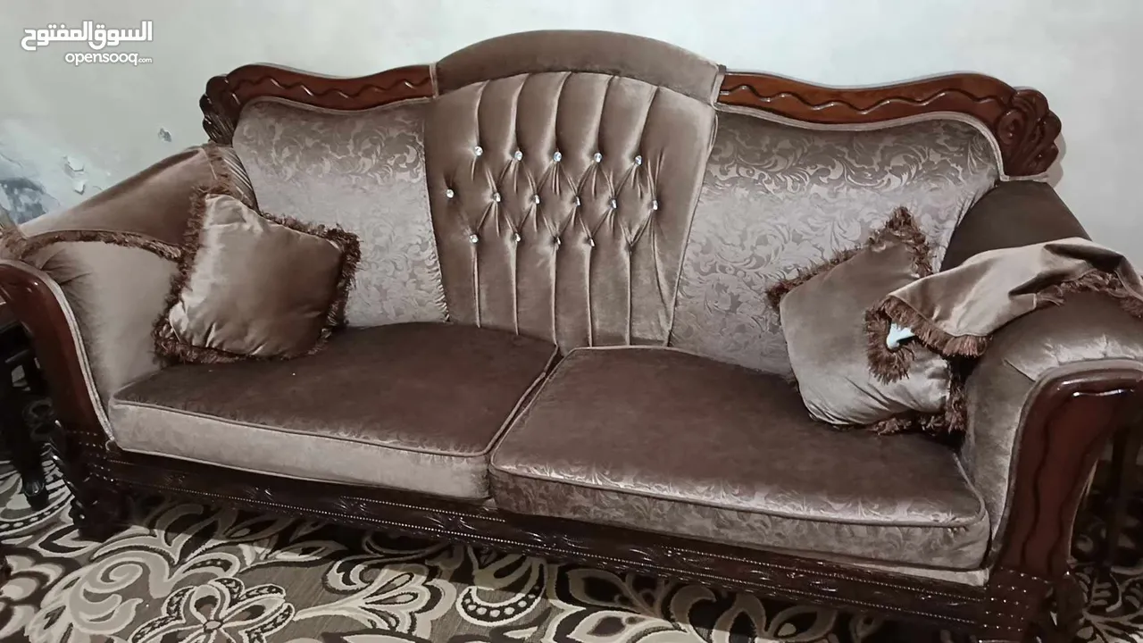 طقم كنب سبع مقاعد مع الطولات