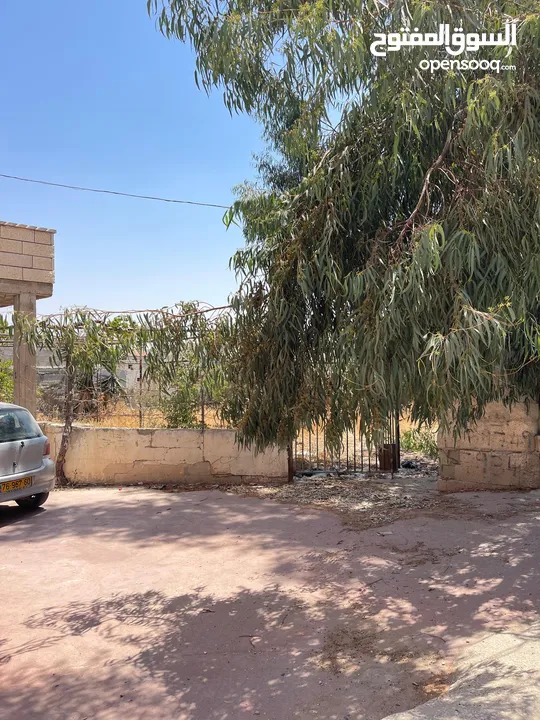 منزل مستقل مع مخازن تجارية للبيع والتنازل فوري
