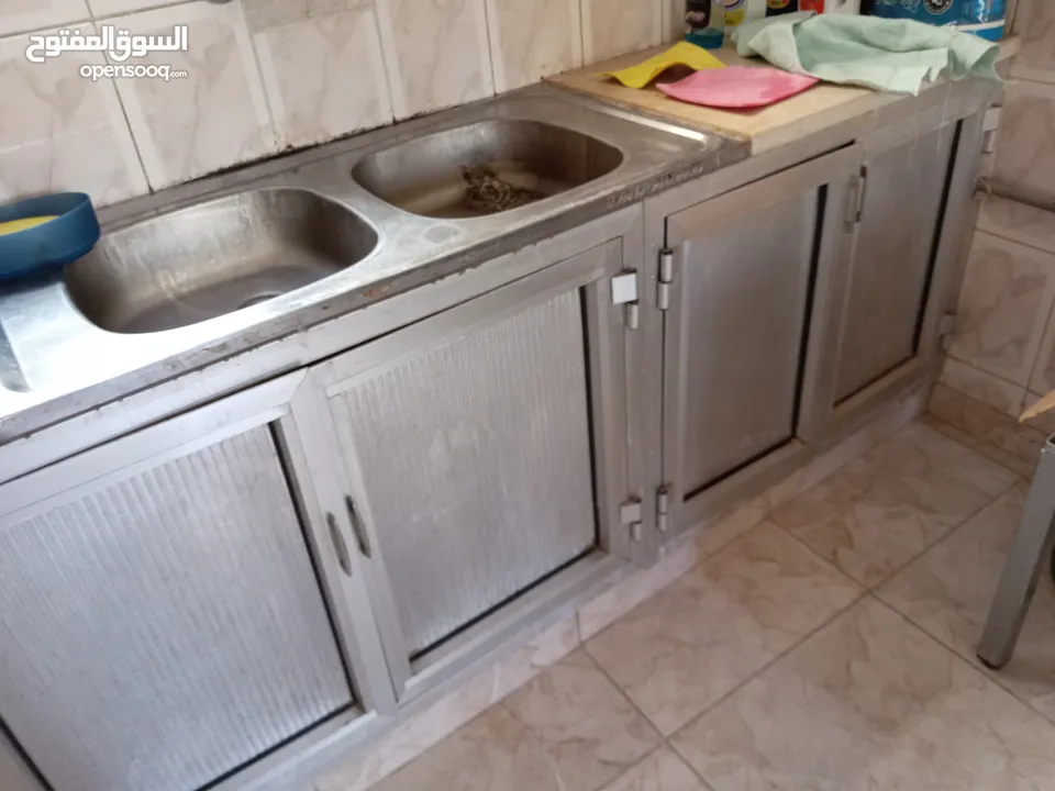 مطبخ المنيوم قديم و لكن بحالة جيده للبيع