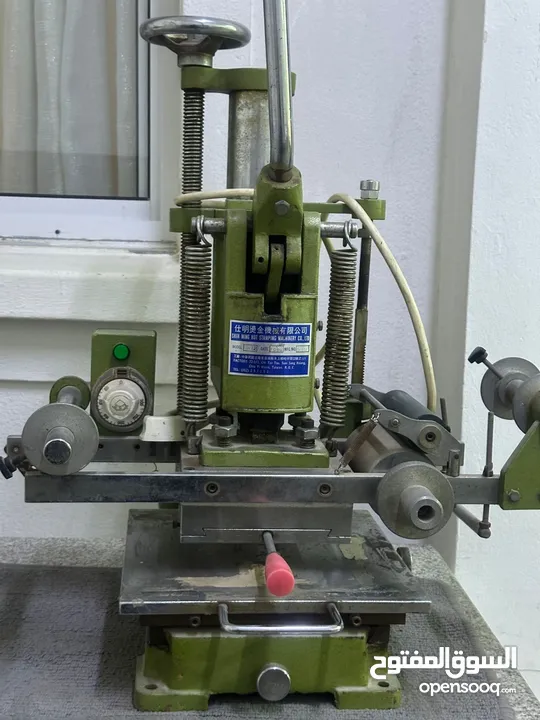 آلة حرارية لطباعة القوالب اللامعةThermal machine for glossy die printing