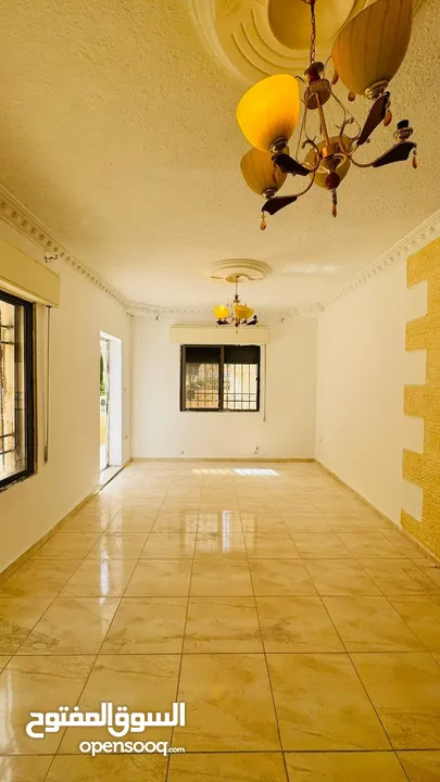 شقه ارضيه فارغه مع ترس للايجار / الجبيهه