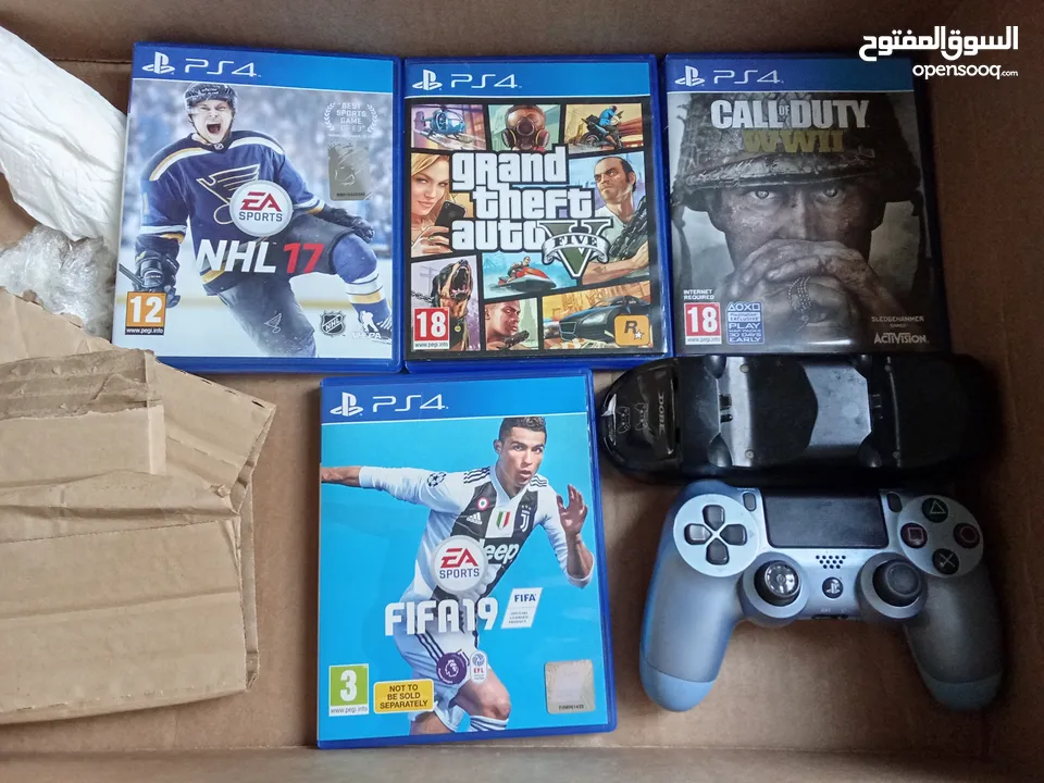 جهاز ps4pro مع اربع دسكات مع جميع اسلاك 4k أفلام و العاب و 1تيرا
