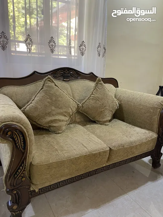 طقم كنبايات مع طقم طاولات