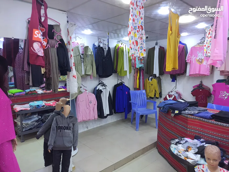محل ألبسه للبيع مع كافة مستلزمات وديكور ولبضاعه او بيع الديكور ولبضاعه بدون المحل