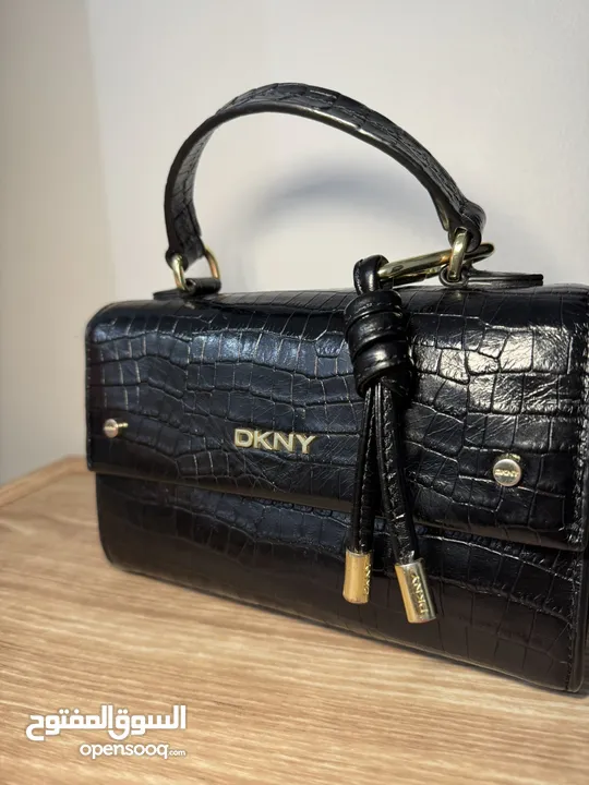 شنطه dkny لون اسود