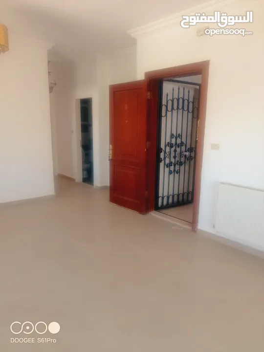 شقة للبيع طابق ثالث مع روف