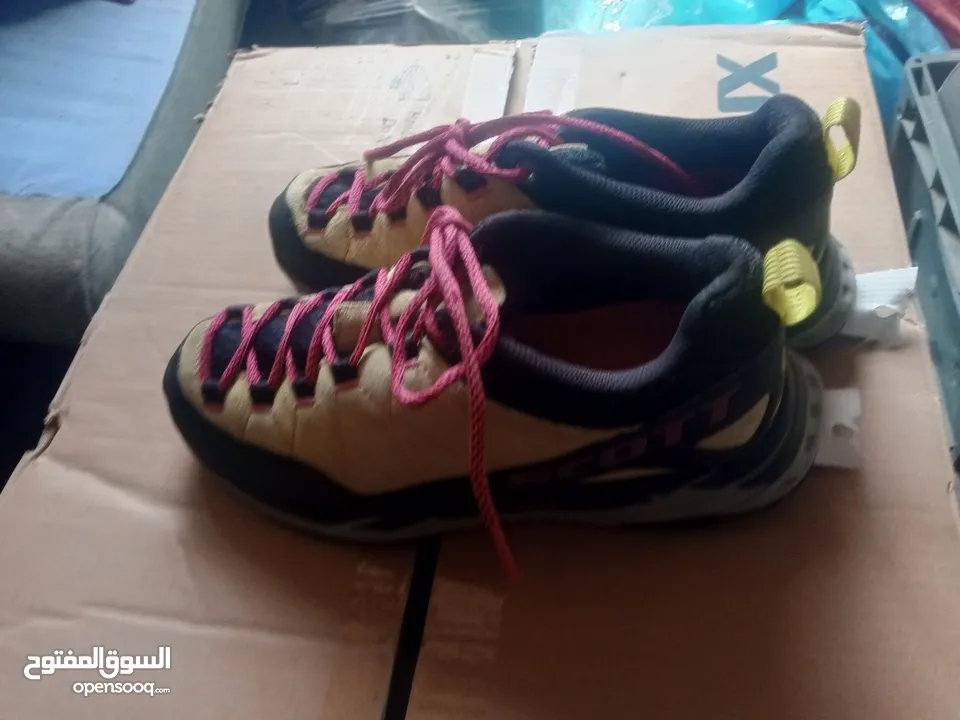 شروه اواعي واحذيه وشنط وحقائب وقشاطات أوروبي وغيره للبيع