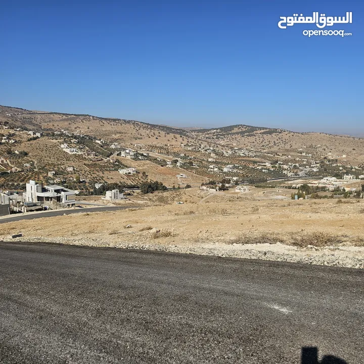 ارض مميزة ذات اطلالة بنوراما في أجمل مواقع حوض القصبات بيرين بجانب شفا بدران على قمة جبل بجانب فلل