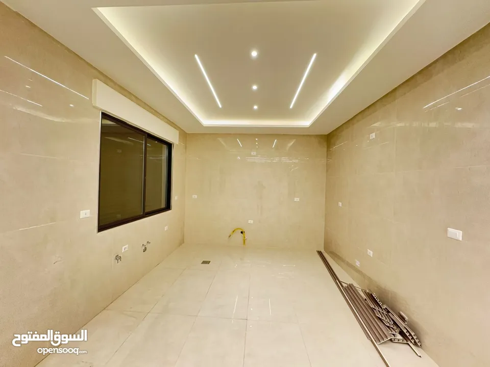 شقة طابق ثاني 150م من المالك تبعد 1كم عن طريق المطار