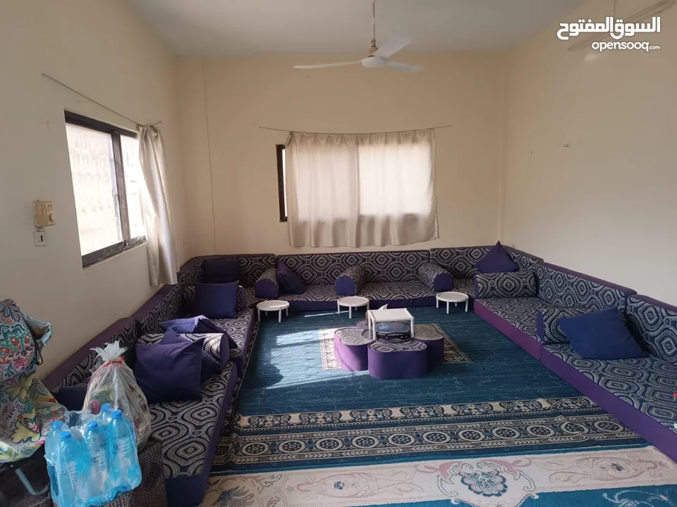 منزل مستقل مكون من طابق ارضي وتسوية وساحات خارجية ومخزن في الزرقاء - ابو الزيغان