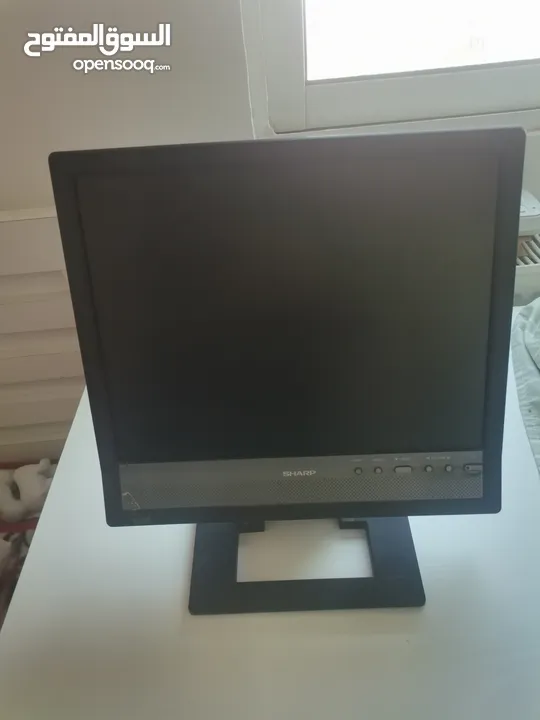 شاشة lcd مستعملة للبيع بسعر طري جدا للتواصل 8493638*77 بدون النجمة