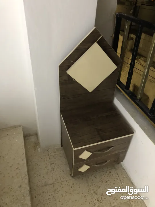 غرفة نوم مستعملة مضيئه شبه جديده