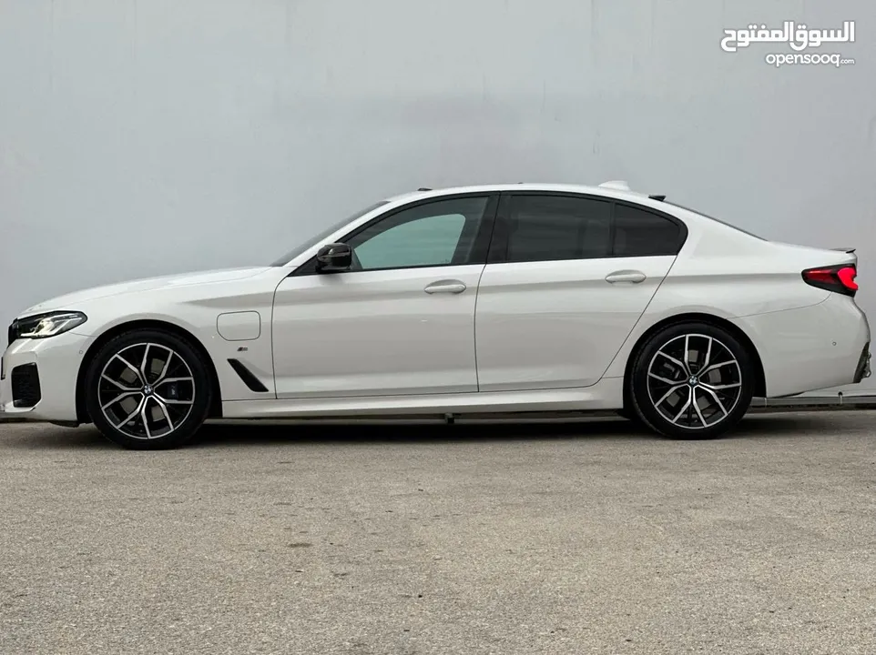 الحبه المميزه بلون الأبيض اللؤلؤي المميز للبيع على(الكاش فقط) Bmw 530e 2022 M