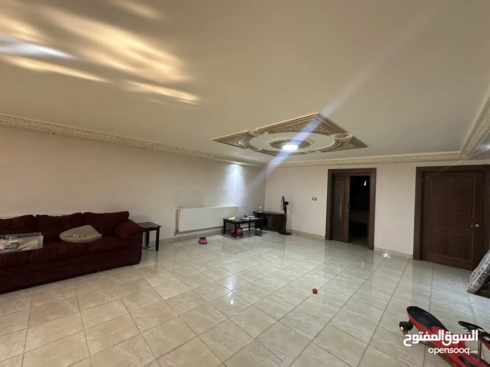 فيلا للإيجار/ للبيع بإطلالة جميلة جدا Villa for rent/sale with beautiful views and amenities!