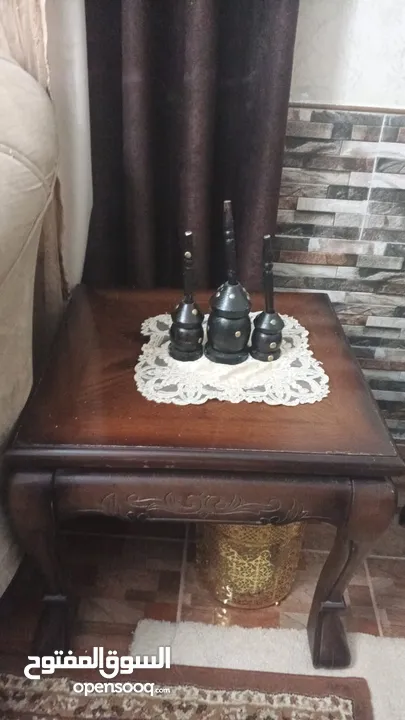 طقم كنب للبيع بحالة الجيدة مع 3 طاولات