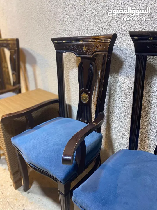 غرفة سفرة كاملة مكونة من طاولة كبيرة مع زجاج سكريت و  8 كراسي وباترينا وتواليت كبير